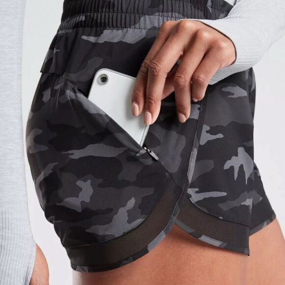 Athleta Printed Mesh Racer Run Lined 4” Black Camo Shorts L EUC - Picture 2 of 4